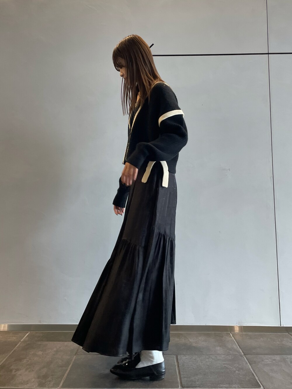 「秋冬コーデ、秋ルック紹介するよ、秋服、休日スタイル、ラクチンコーデ、カラーコーデ、ブラックコーデ、カーディガン、カーディガンコーデ、カジュアルガーリー、luisfemme、Luis、カジュアルコーデ、高身長コーデ、モノトーンコーデ」｜「Lui'sの配色テープデザインショートカーディガン（カーディガン/ボレロ、ブラック系）」を使った、mayさん（レディース・164cm）の秋コーディネートの2枚目の写真