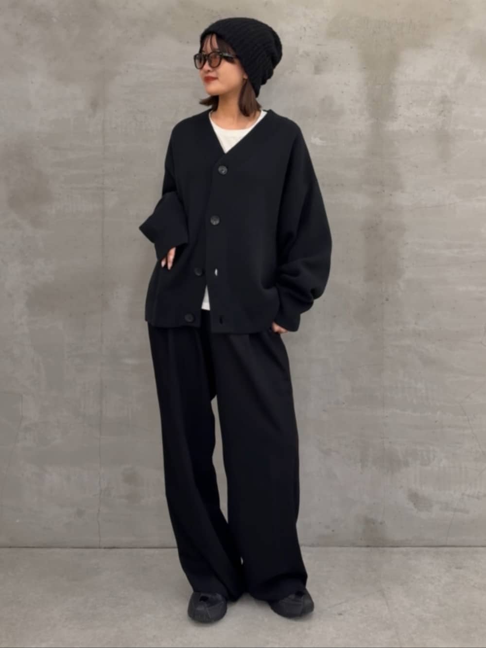 ブラック系のカーディガン/ボレロ、ブラック系のスラックスを着用したレディースの秋コーディネートの5枚目の写真