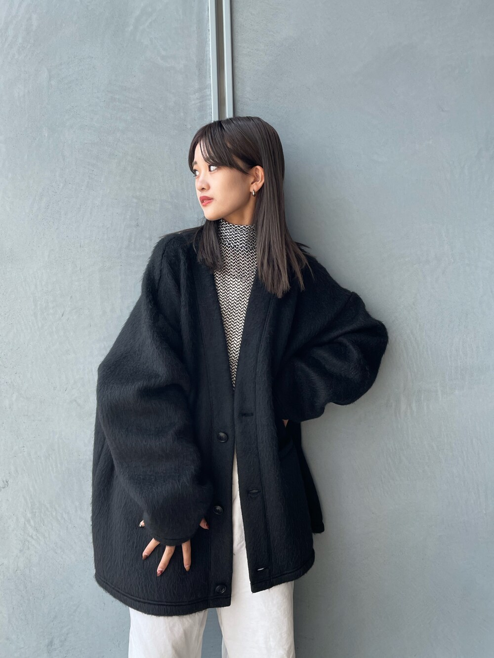 ブラック系のTシャツ/カットソー、ブラック系のカーディガン/ボレロ、ホワイト系のその他パンツを着用したレディースの秋コーディネートの4枚目の写真