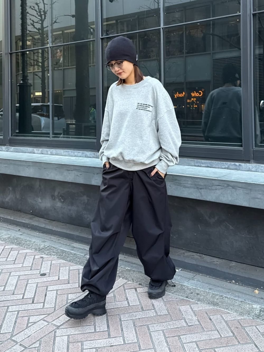 ホワイト系のその他パンツを着用したレディースの冬コーディネートの3枚目の写真