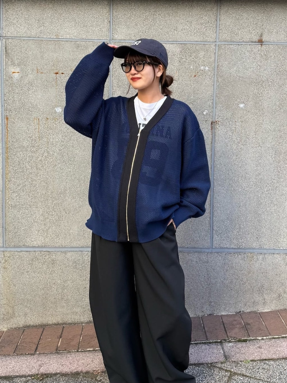 ブルー系のカーディガン/ボレロ、ブラック系のスラックスを着用したレディースの冬コーディネートの6枚目の写真