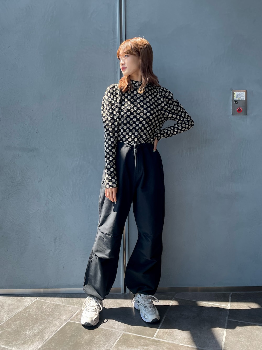 ベージュ系のシャツ/ブラウス、ホワイト系のスニーカー、ブラック系のその他パンツを着用したレディースの秋コーディネートの2枚目の写真