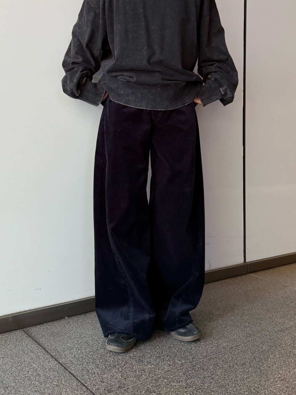 ブラック系のスウェット、ブルー系のその他パンツ、ブラック系のサングラスを着用したレディースの秋コーディネートの4枚目の写真