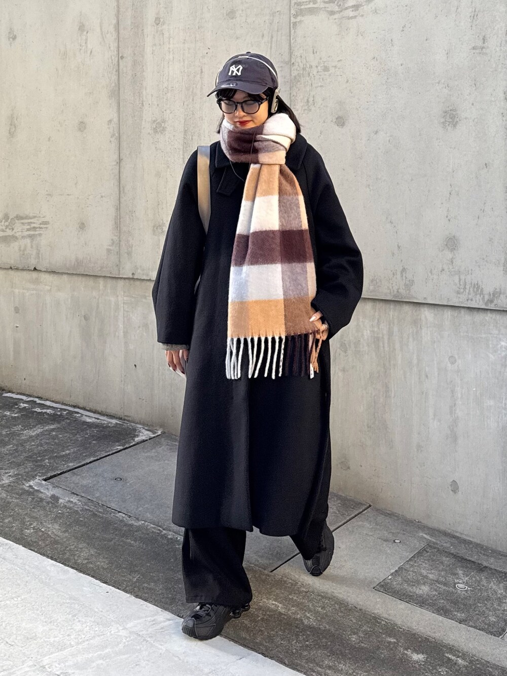 ブラック系のステンカラーコート、ブラック系のステンカラーコート、グレー系のショルダーバッグを着用したレディースの秋コーディネートの2枚目の写真