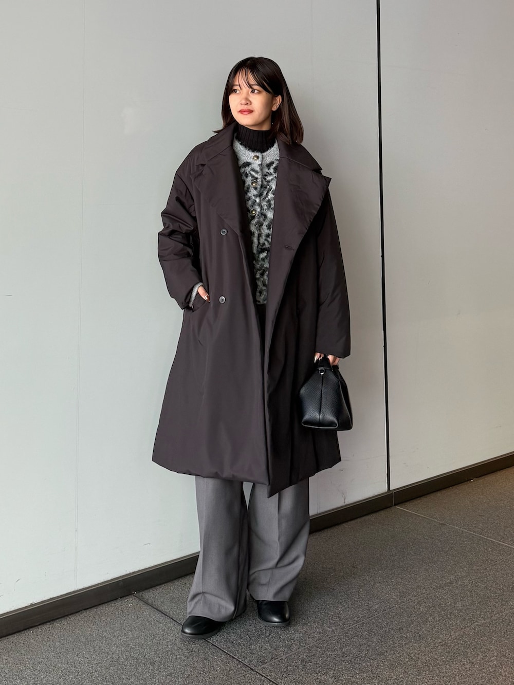 ブラック系のカーディガン/ボレロ、ブラック系のチェスターコート、ブラック系のトートバッグを着用したレディースの秋コーディネートの3枚目の写真