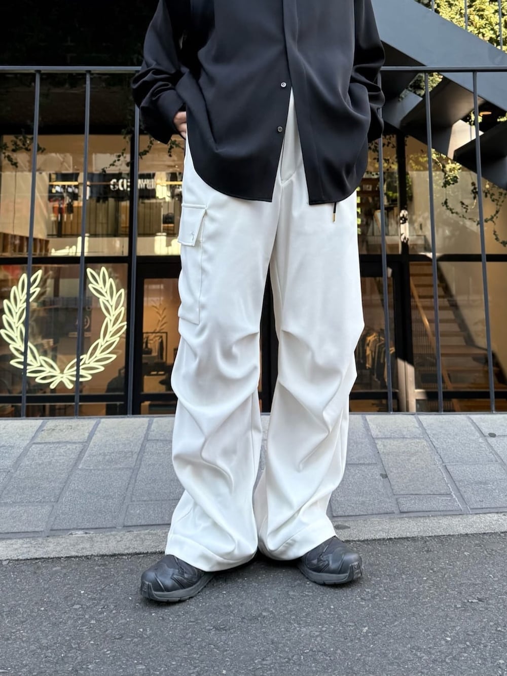 グレー系のシャツ/ブラウス、ホワイト系のカーゴパンツを着用したレディースの冬コーディネートの2枚目の写真