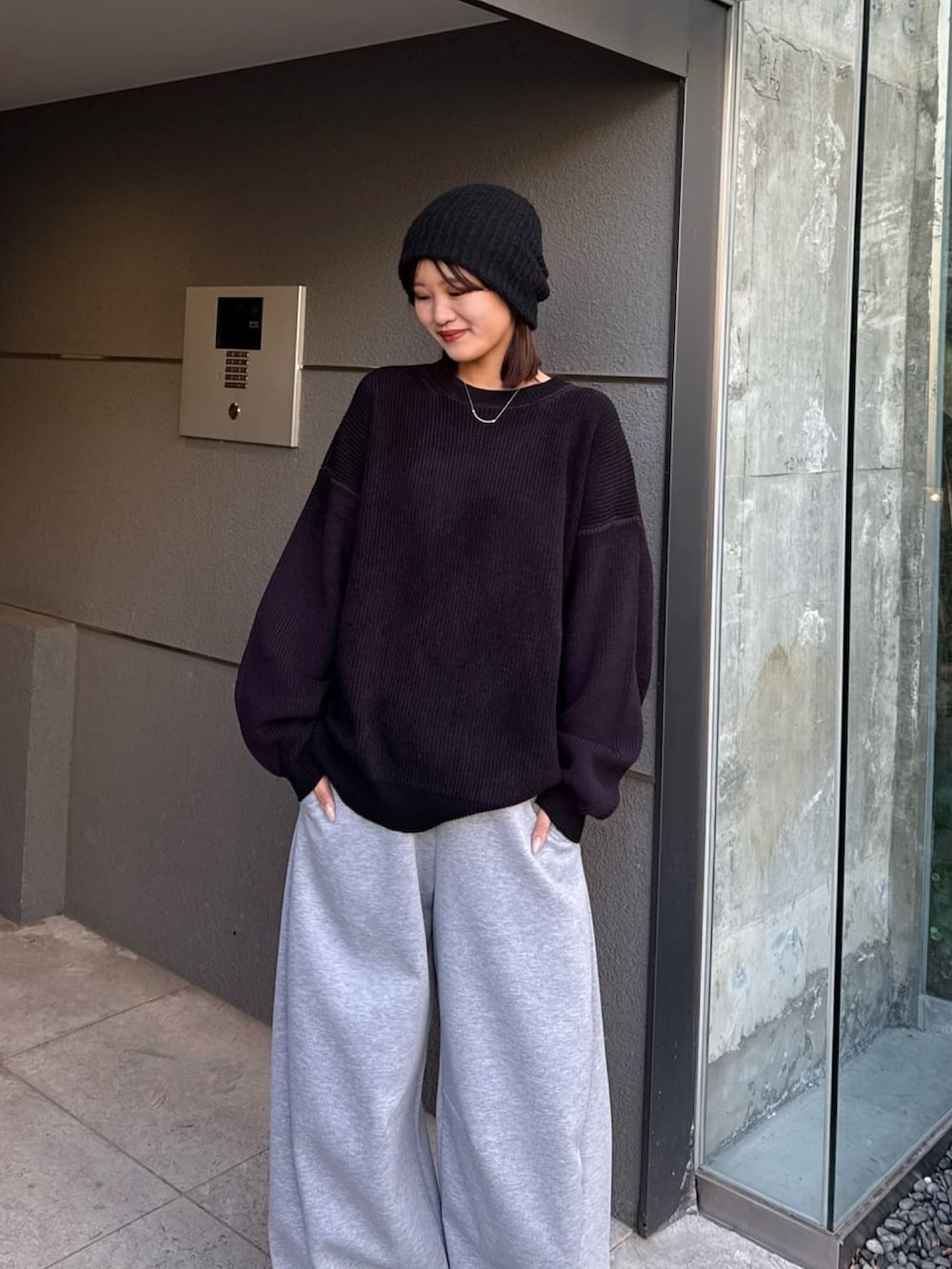 グレー系のその他パンツ、パープル系のニット/セーターを着用したレディースの冬コーディネートの2枚目の写真