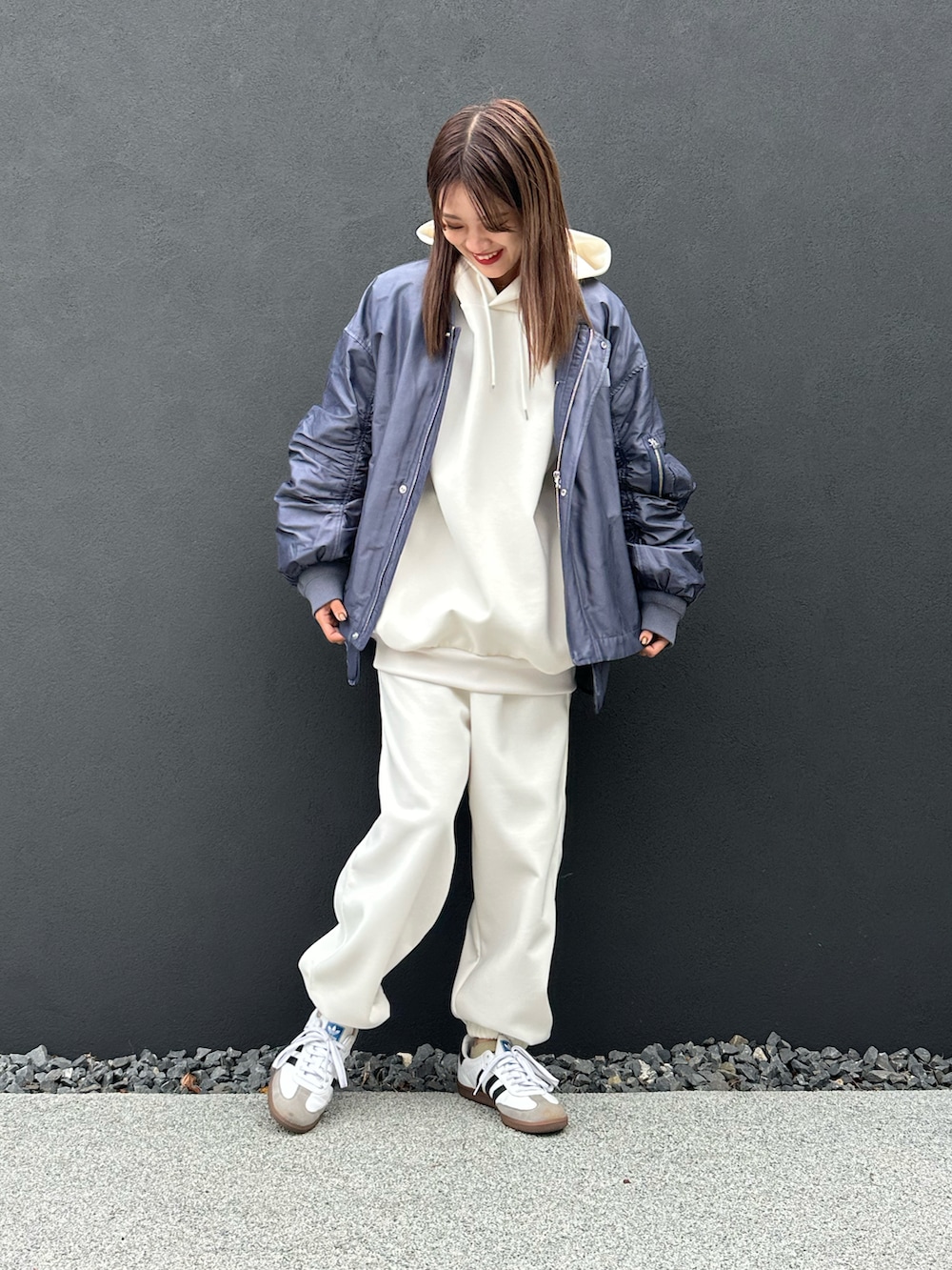 「MA-1、休日コーデ、秋コーデ、リラックススタイル、ラフスタイル、パンツスタイル、おしゃれさんと繋がりたい、冬コーデ、ジャケットスタイル、メンズライク、メンズファッション、スニーカー女子、スニーカーコーデ、アディダス、高身長女子」｜「adidasのアイテム（スニーカー、ホワイト系）」を使った、mayさん（レディース・164cm）の秋コーディネートの3枚目の写真