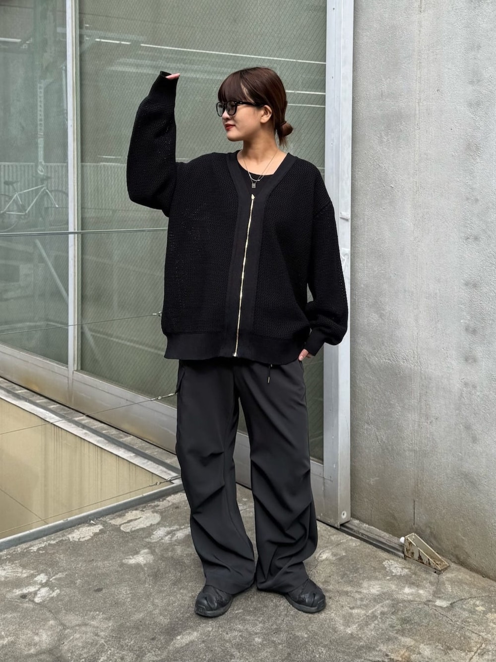 ブルー系のカーディガン/ボレロ、ホワイト系のカーゴパンツを着用したレディースの冬コーディネートの8枚目の写真