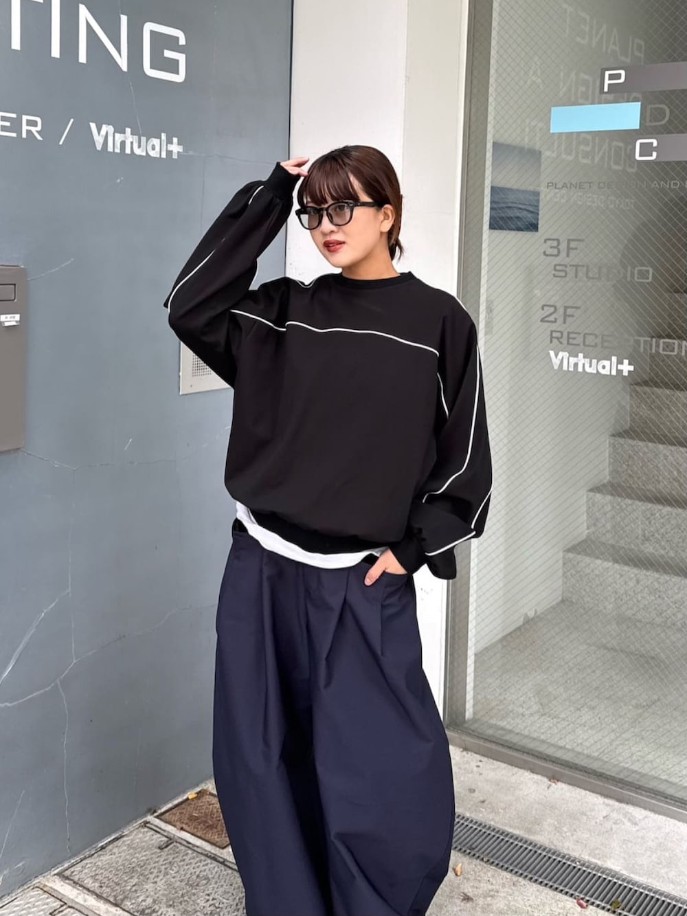 ブルー系のその他パンツ、ブラック系のスウェット、ブラック系のサングラスを着用したレディースの春コーディネートの6枚目の写真