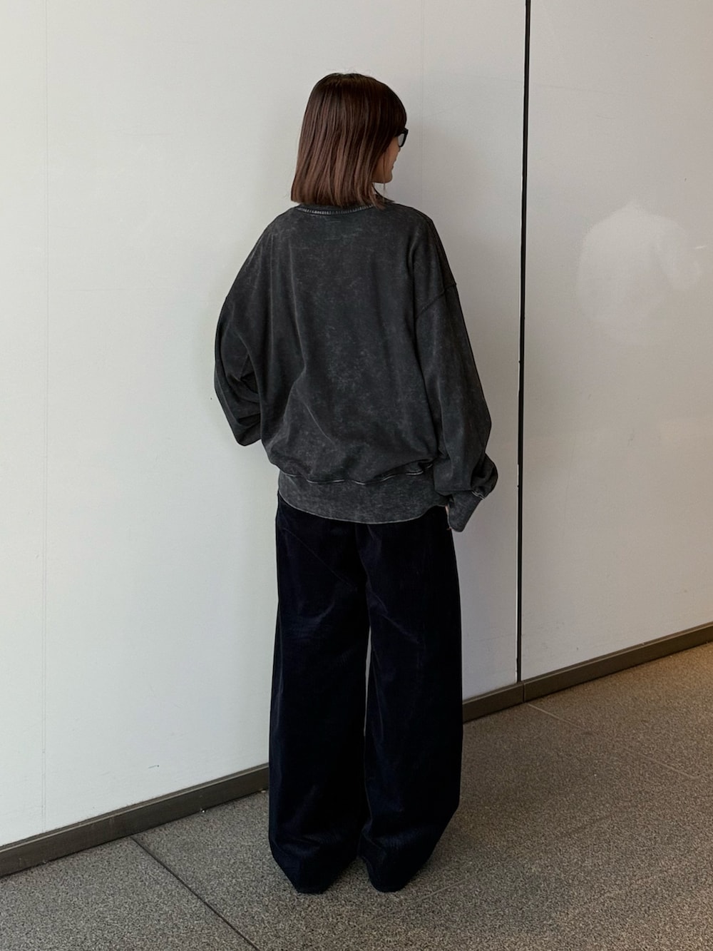 ブラック系のスウェット、ブルー系のその他パンツ、ブラック系のサングラスを着用したレディースの秋コーディネートの9枚目の写真