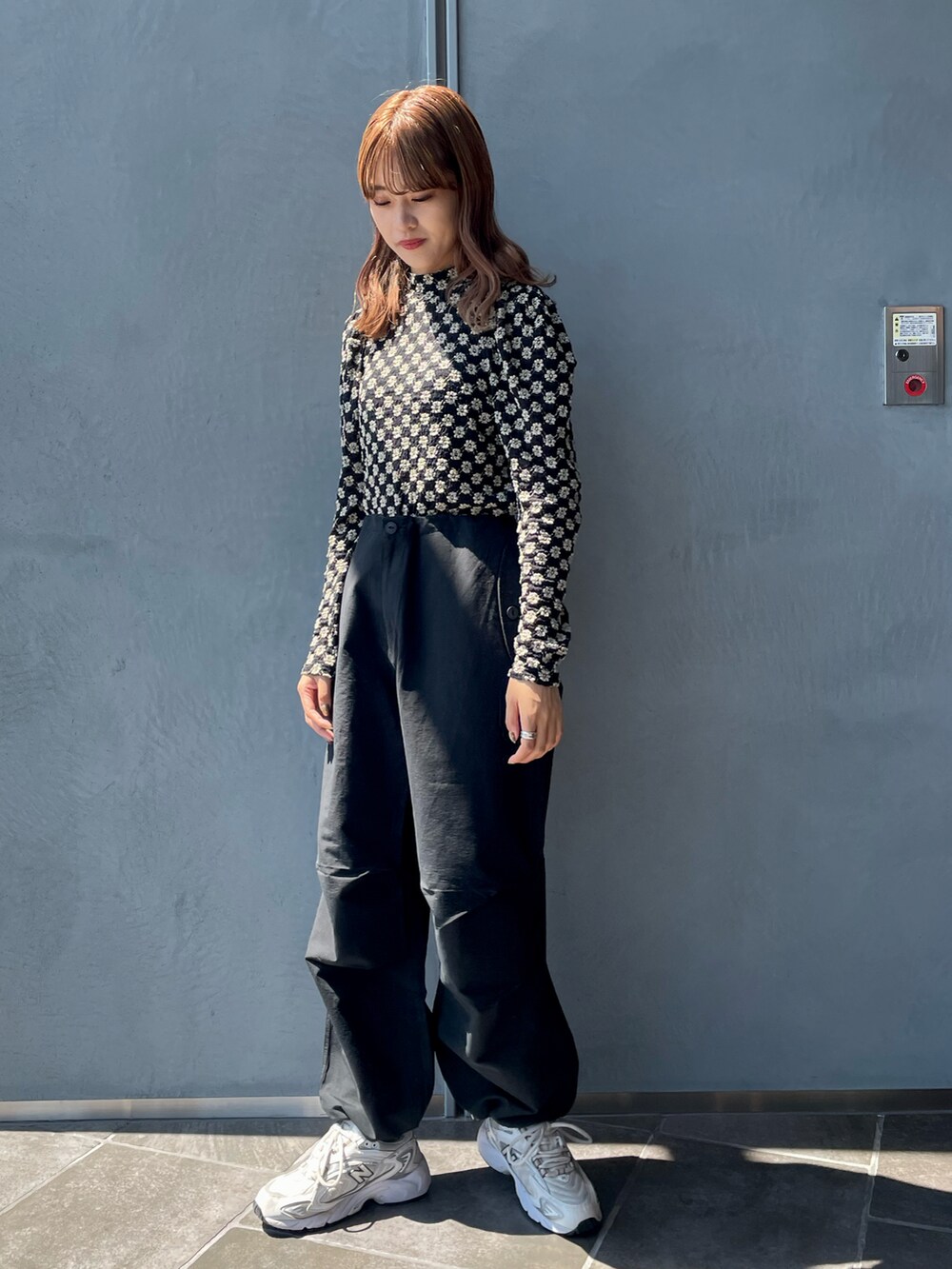 ベージュ系のシャツ/ブラウス、ホワイト系のスニーカー、ブラック系のその他パンツを着用したレディースの秋コーディネートの5枚目の写真