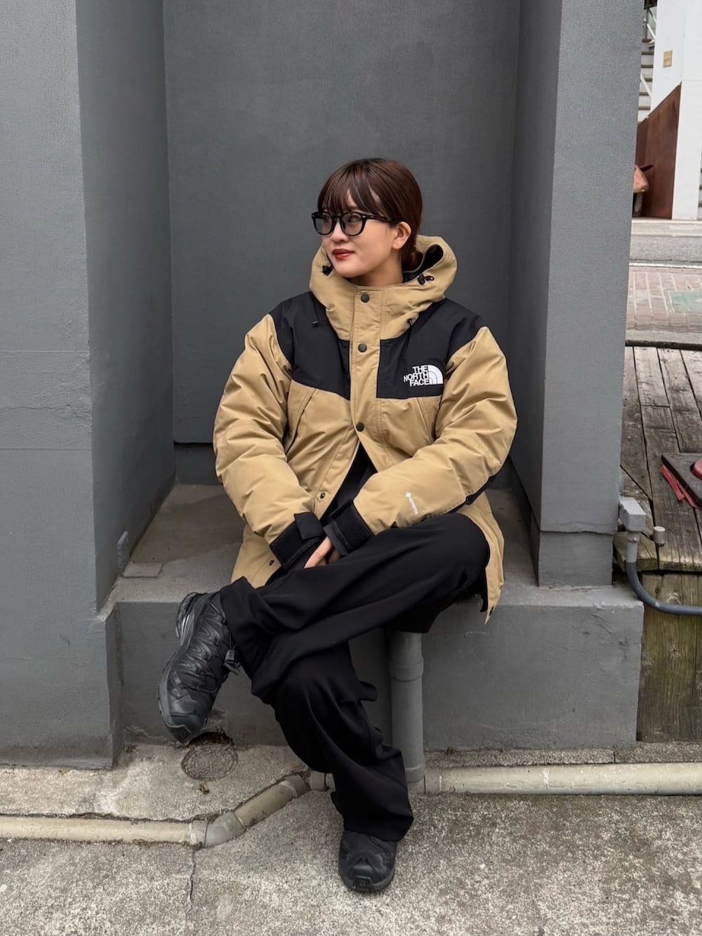 ホワイト系のカーゴパンツ、ブラック系のサングラスを着用したレディースの冬コーディネートの7枚目の写真