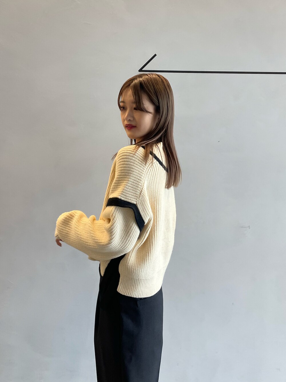 ホワイト系のカーディガン/ボレロ、ホワイト系のキャミソール、ブラック系のその他パンツを着用したレディースの秋コーディネートの3枚目の写真