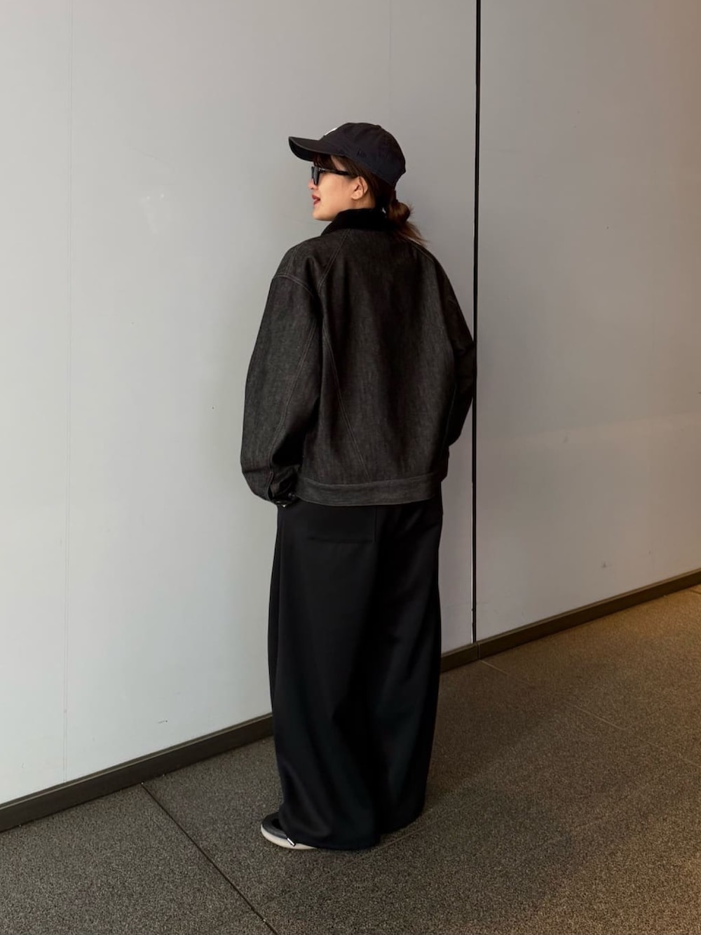 ブラック系のデニムジャケット、グレー系のその他パンツ、ブラック系のサングラスを着用したレディースの春コーディネートの7枚目の写真