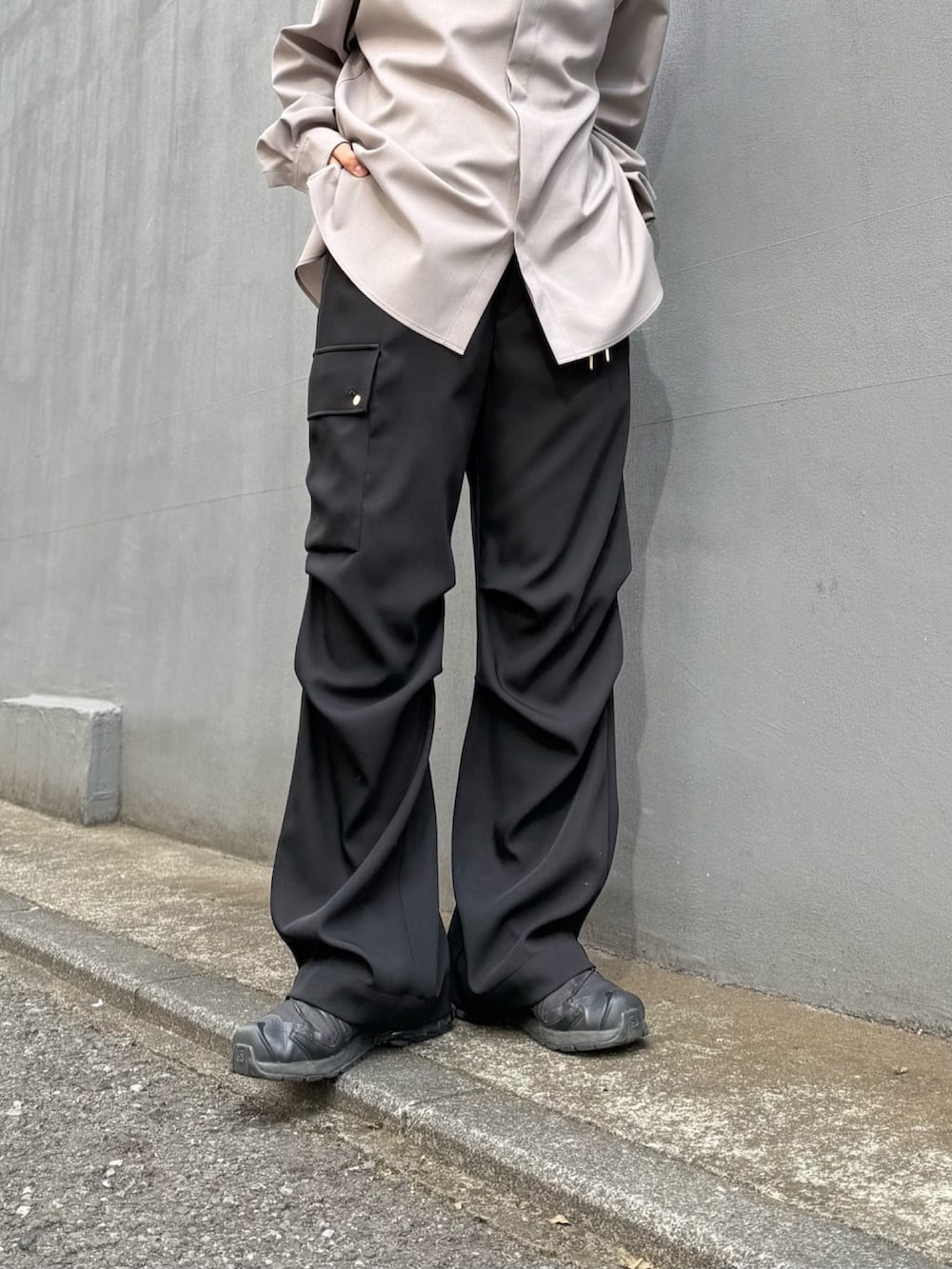 グレー系のシャツ/ブラウス、ホワイト系のカーゴパンツを着用したレディースの冬コーディネートの3枚目の写真