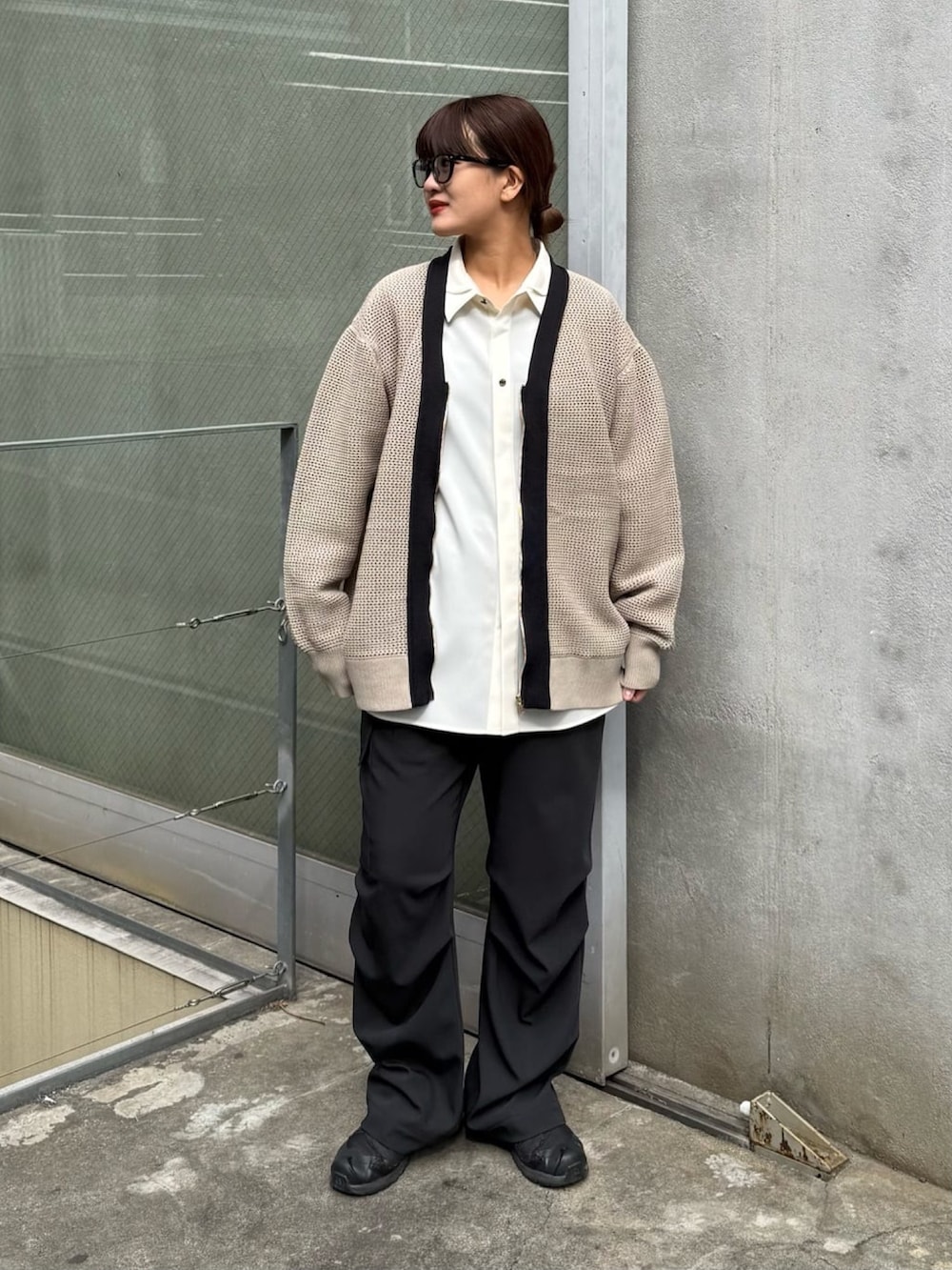 ブルー系のカーディガン/ボレロ、グレー系のシャツ/ブラウス、ホワイト系のカーゴパンツを着用したレディースの冬コーディネートの2枚目の写真