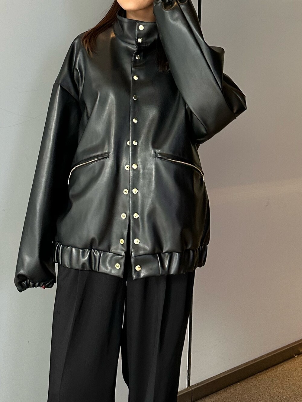 「お出かけコーデ、モノトーン、スラックス、おしゃれさんと繋がりたい、レザージャケット、CULLNI」｜「Lui'sのダメージキャップ（キャップ、ブラック系）」を使った、mayさん（レディース・164cm）の夏コーディネートの4枚目の写真