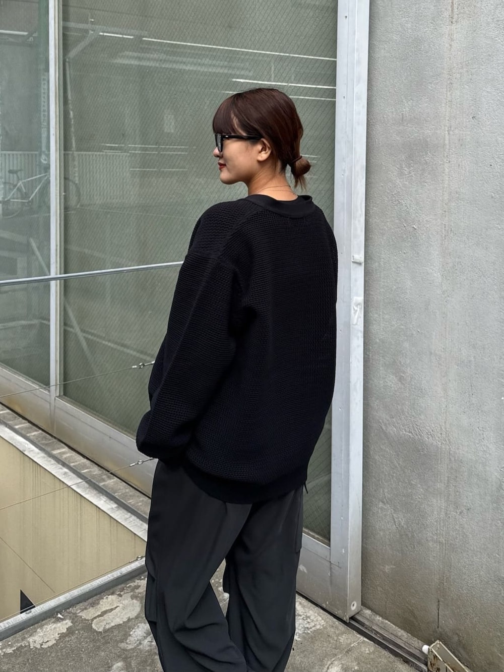 ブルー系のカーディガン/ボレロ、ホワイト系のカーゴパンツを着用したレディースの冬コーディネートの5枚目の写真