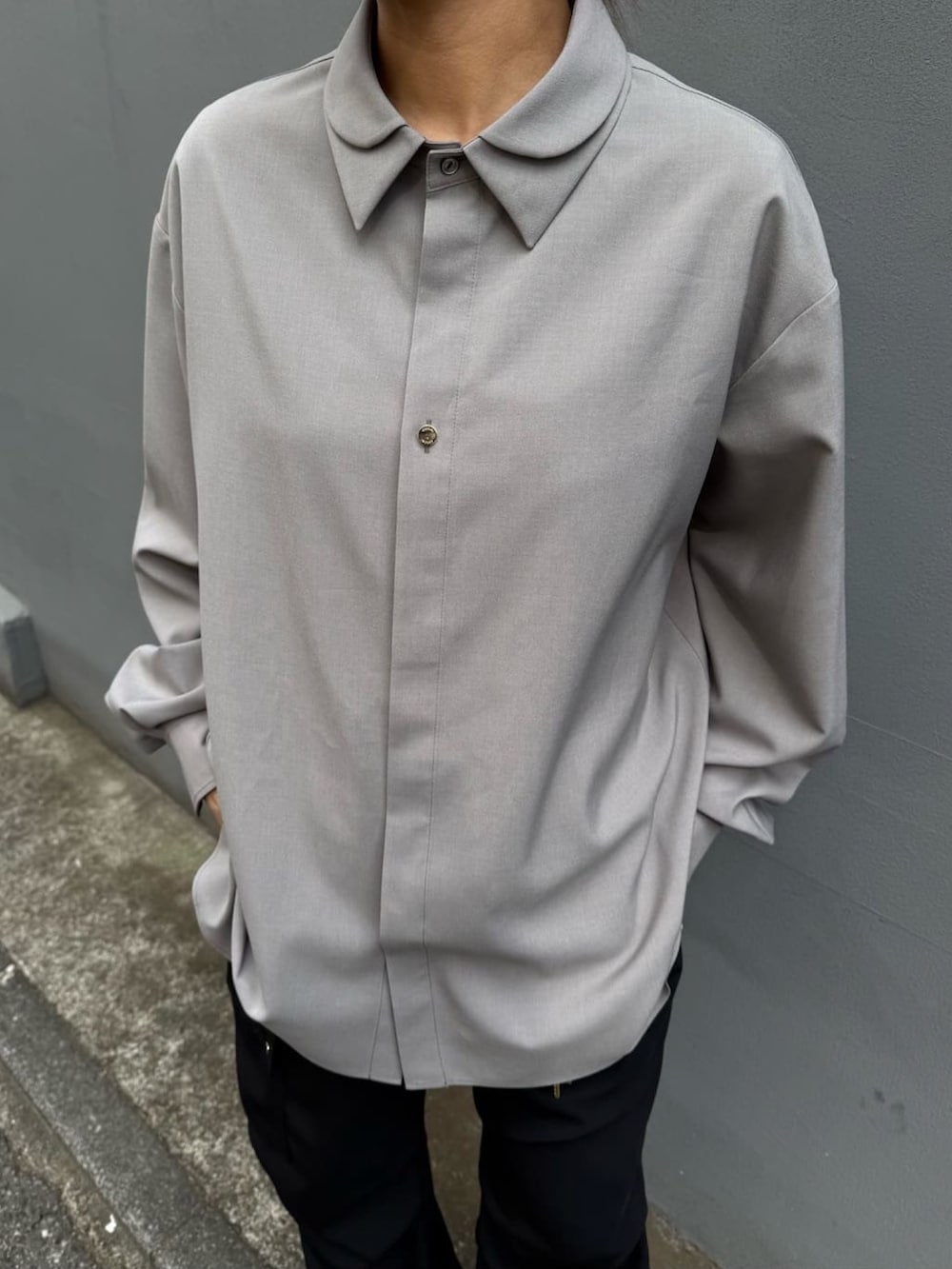 グレー系のシャツ/ブラウス、ホワイト系のカーゴパンツを着用したレディースの冬コーディネートの2枚目の写真