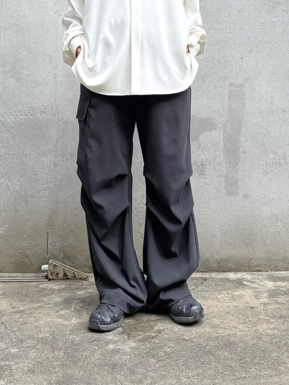 グレー系のシャツ/ブラウス、ホワイト系のカーゴパンツを着用したレディースの冬コーディネートの4枚目の写真