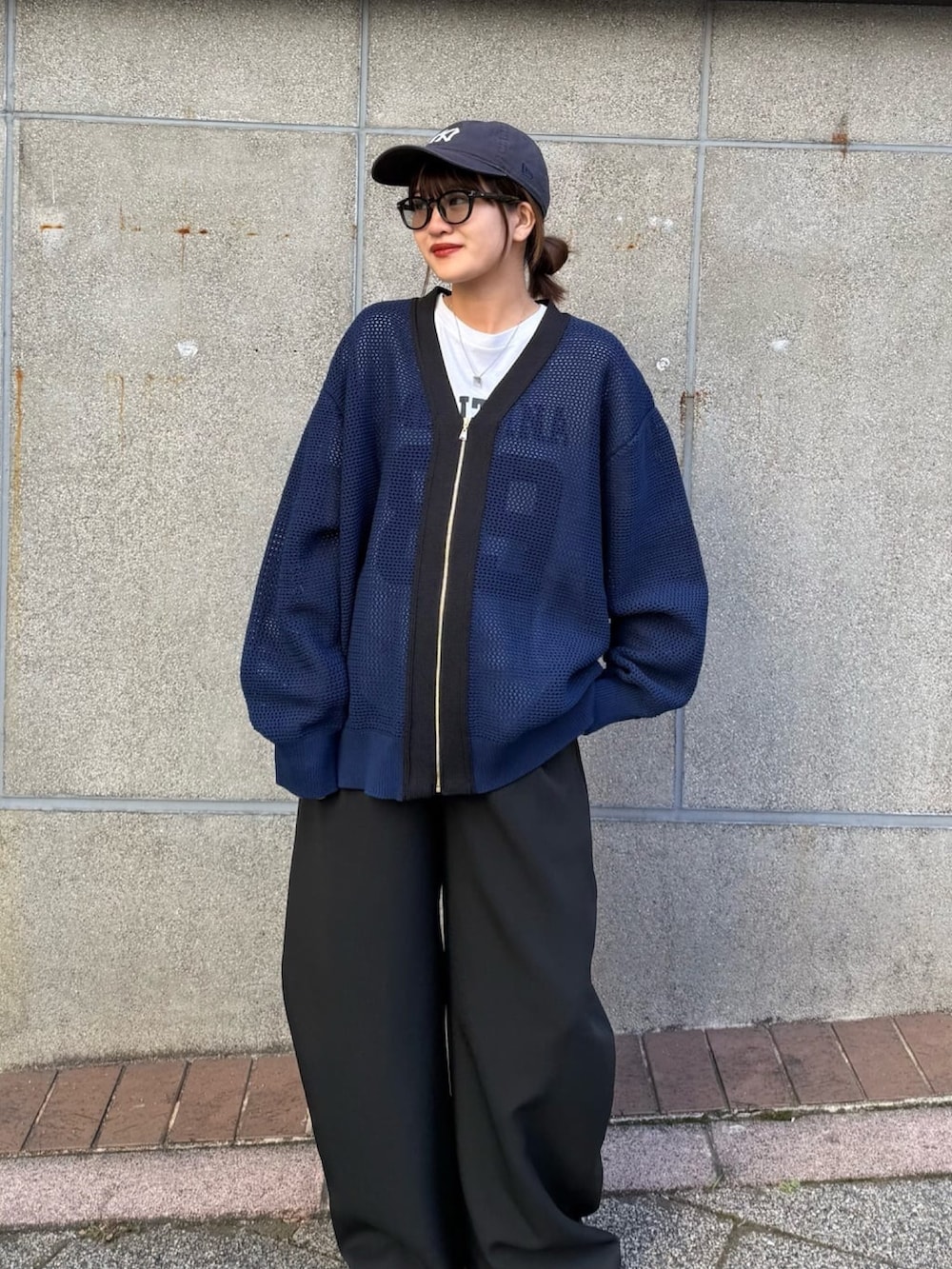 ブルー系のカーディガン/ボレロ、ブラック系のスラックスを着用したレディースの冬コーディネートの5枚目の写真