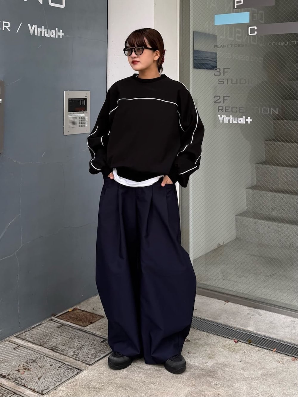 ブルー系のその他パンツ、ブラック系のスウェット、ブラック系のサングラスを着用したレディースの春コーディネートの4枚目の写真