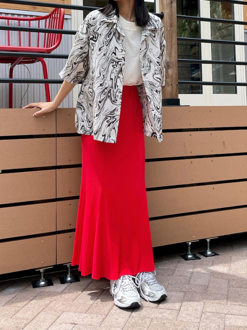 ホワイト系のTシャツ/カットソー、ホワイト系のシャツ/ブラウス、レッド系のスカートを着用したレディースの春コーディネートの2枚目の写真