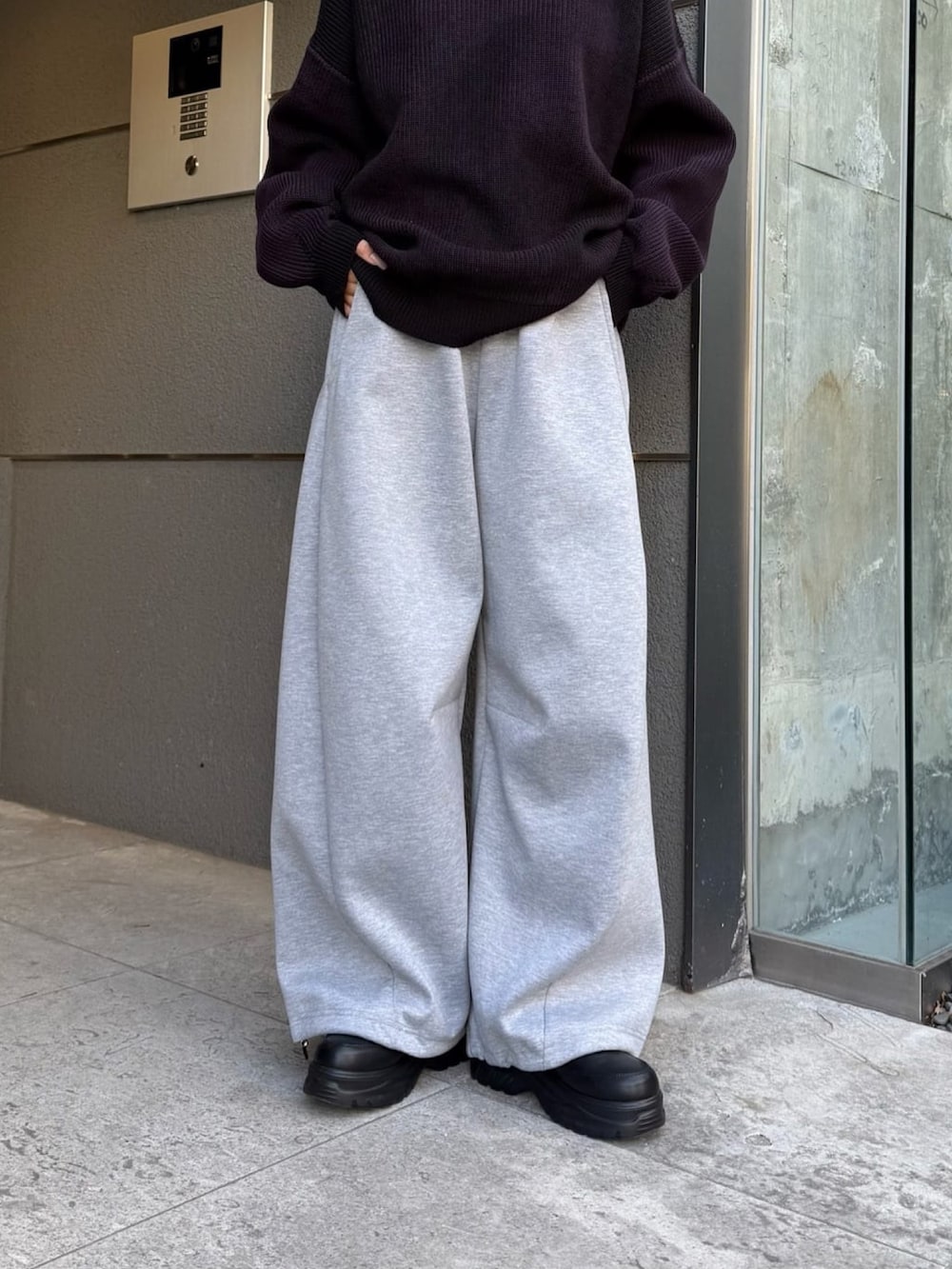 グレー系のその他パンツ、パープル系のニット/セーターを着用したレディースの冬コーディネートの5枚目の写真