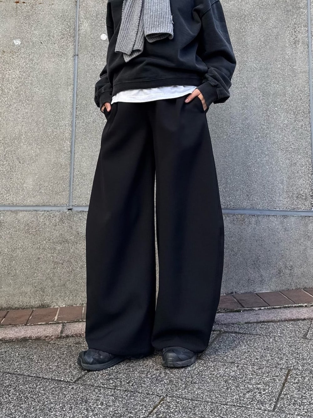 ブルー系のカーディガン/ボレロ、ブラック系のスラックスを着用したレディースの冬コーディネートの9枚目の写真