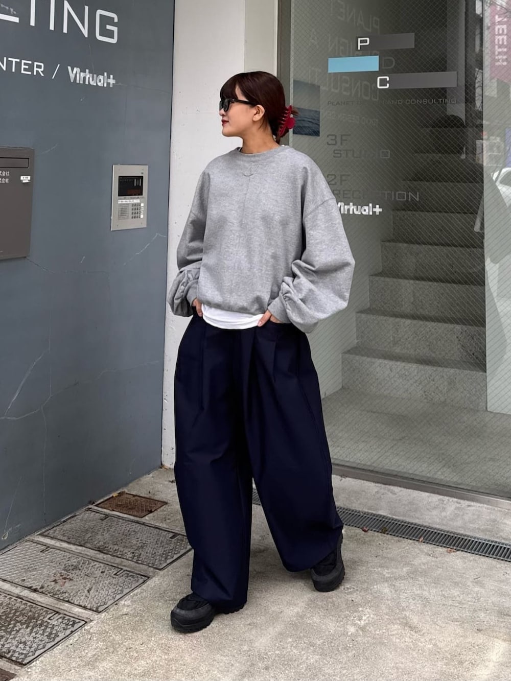 ブルー系のその他パンツ、ホワイト系のスウェット、ブラック系のサングラスを着用したレディースの春コーディネートの3枚目の写真