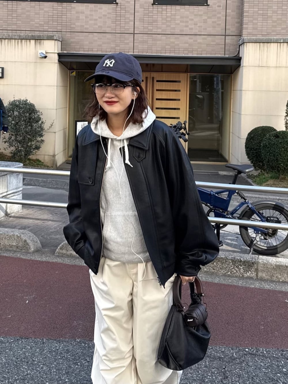 ブルー系のブルゾン、ホワイト系のその他パンツを着用したレディースの冬コーディネートの4枚目の写真