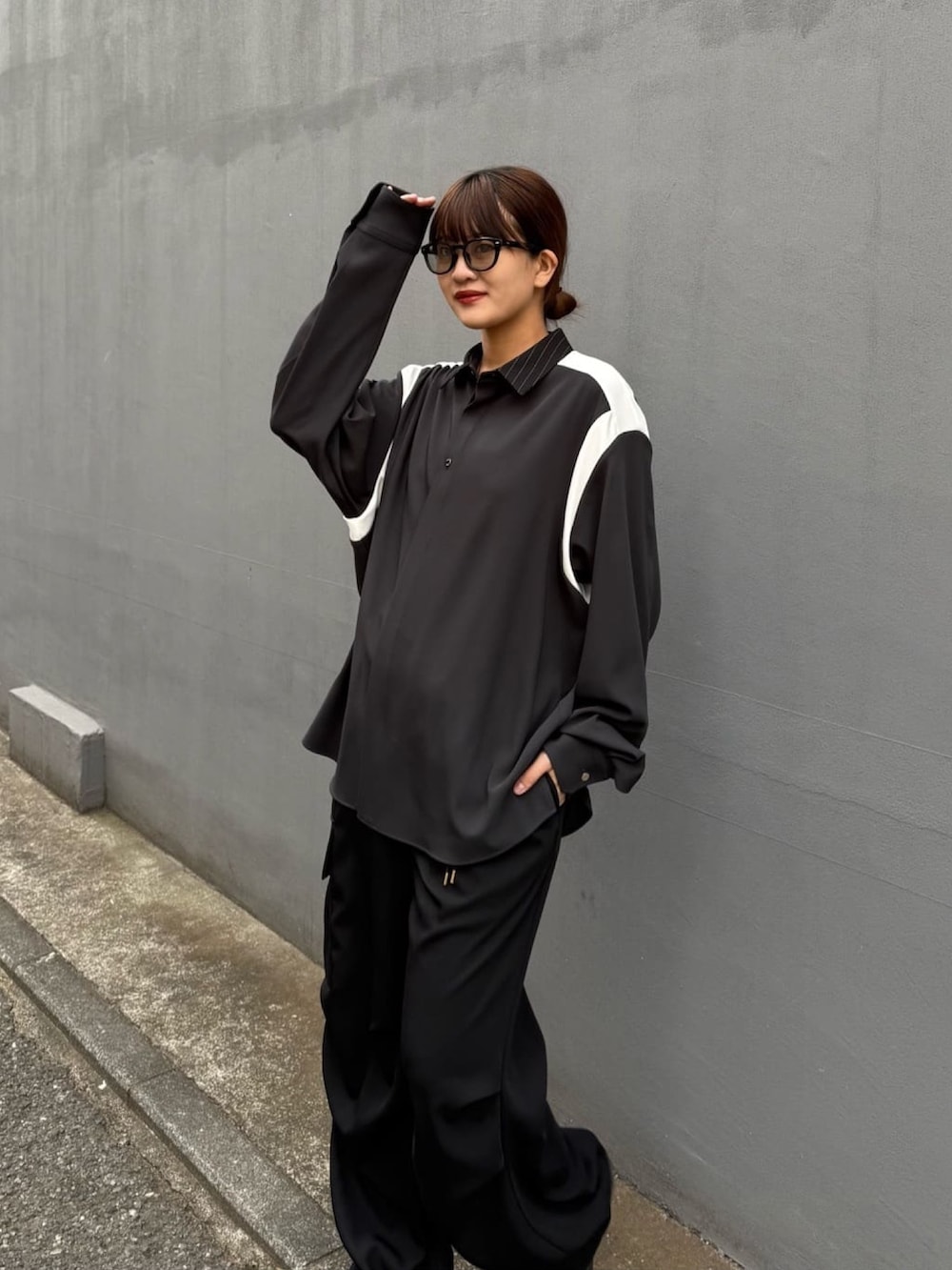 グレー系のシャツ/ブラウス、ホワイト系のカーゴパンツを着用したレディースの冬コーディネートの5枚目の写真