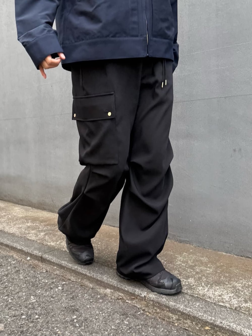 ブルー系のブルゾン、ホワイト系のカーゴパンツを着用したレディースの冬コーディネートの5枚目の写真