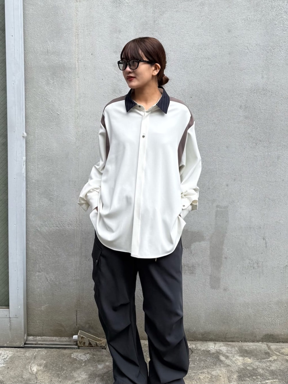 グレー系のシャツ/ブラウス、ホワイト系のカーゴパンツを着用したレディースの冬コーディネートの3枚目の写真