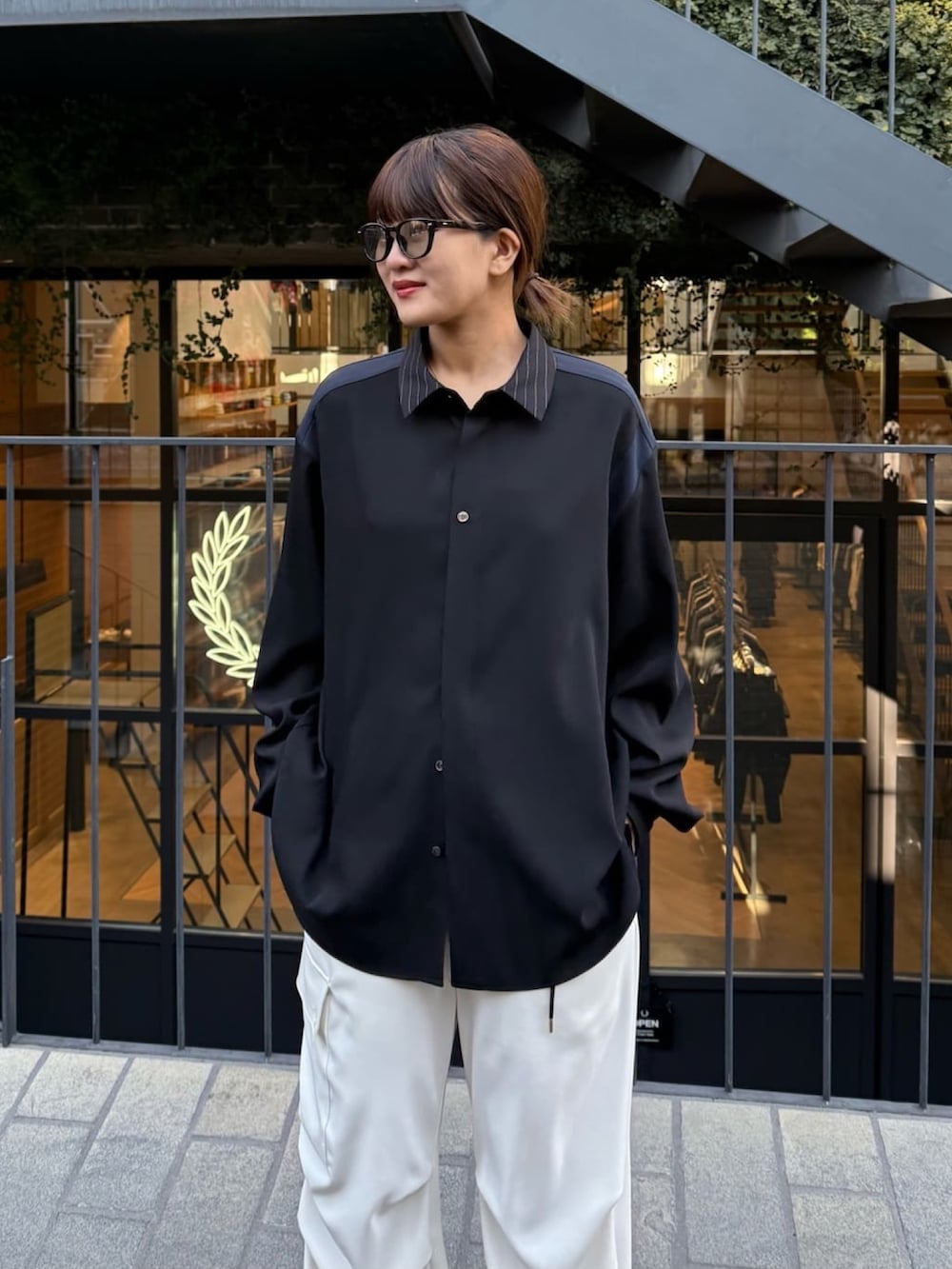 グレー系のシャツ/ブラウス、ホワイト系のカーゴパンツを着用したレディースの冬コーディネートの6枚目の写真