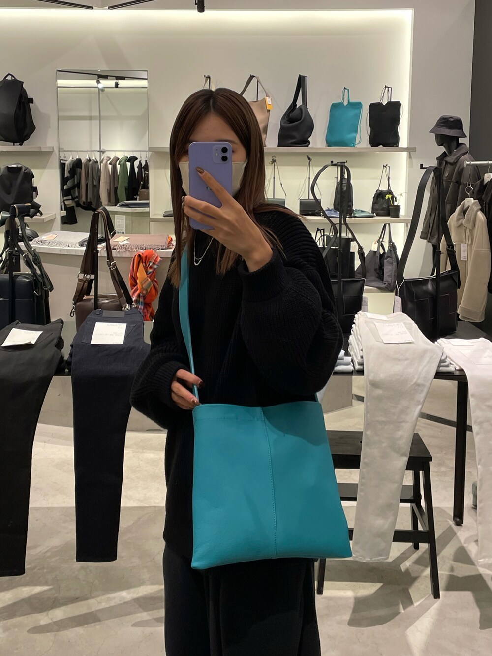 「オトナカジュアル、秋のコーデ、大人かわいい、パンツスタイル、着回しコーデ、大人女子、おしゃれさんと繋がりたい、ルイス(Lui's)、ファセッタズム、FACETASM、サイドゴアブーツ、高身長女子、ブーツ、ブラックコーデ、あったかコーデ」｜「ITTIの【ITTI / イッチ】MARY SHOULDER-PM/DIPLO SKY(ショルダーバッグ)（ショルダーバッグ、ブルー系）」を使った、mayさん（レディース・164cm）の秋コーディネートの2枚目の写真