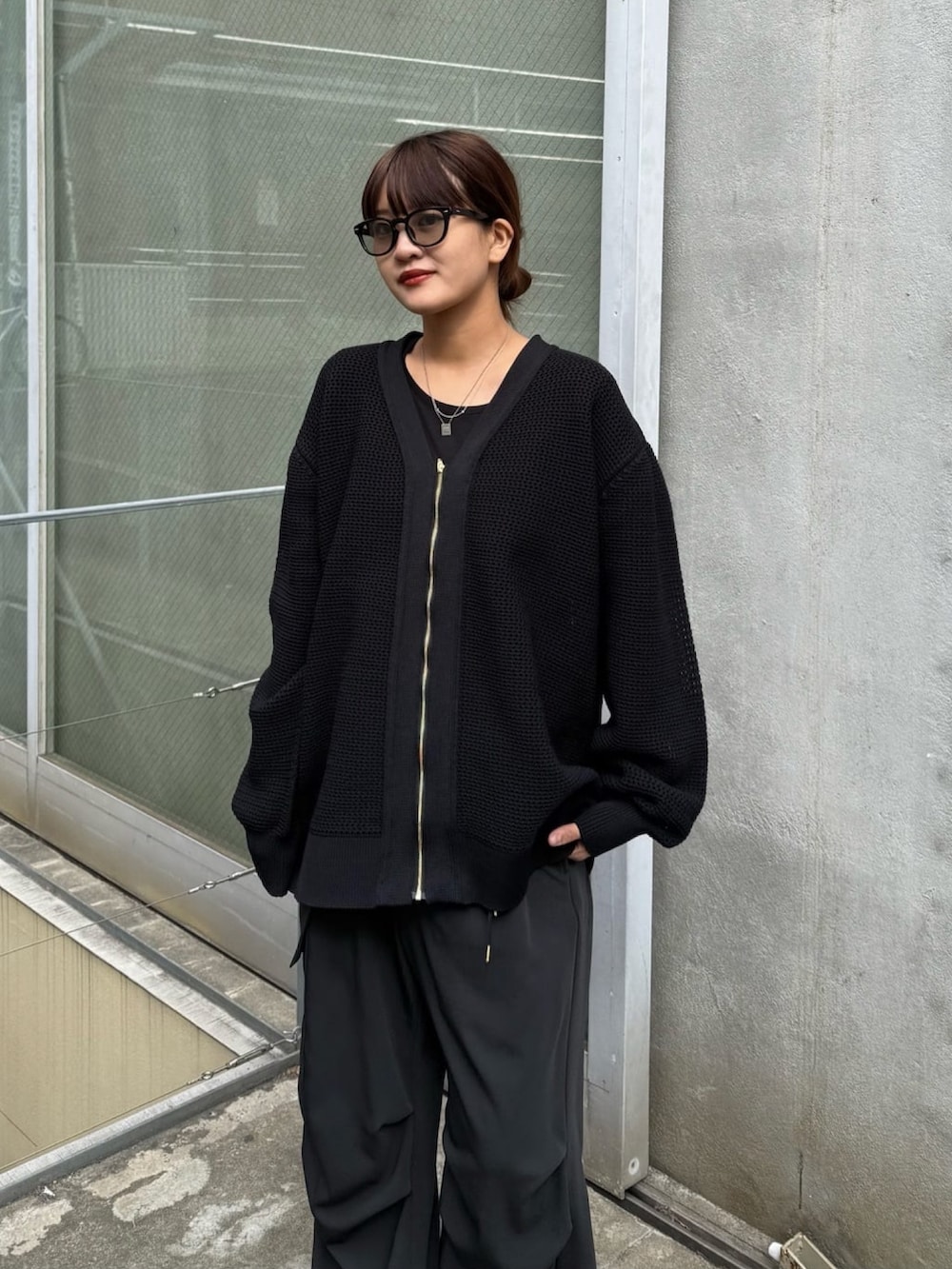 ブルー系のカーディガン/ボレロ、ホワイト系のカーゴパンツを着用したレディースの冬コーディネートの3枚目の写真