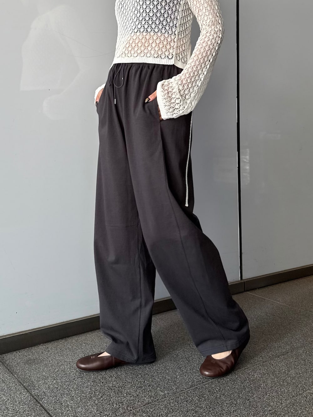 「サングラス、モノトーン、ワイドパンツ、きれいめコーデ、夏服コーデ、夏服、今日のコーデ、大人コーデ、レディースファッション、トレンド、ワンピースコーデ、ルイス(Lui's)」｜「Lui'sのレース編みニットトップス（Tシャツ/カットソー、ホワイト系）」を使った、mayさん（レディース・164cm）の春コーディネートの5枚目の写真