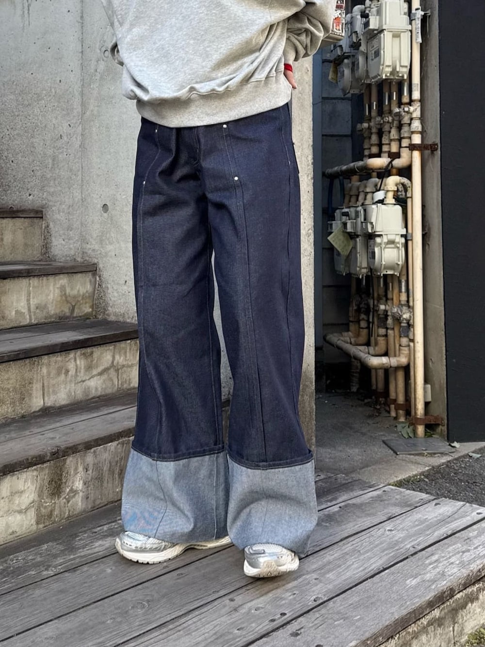 ブルー系のデニムパンツを着用したレディースの冬コーディネートの4枚目の写真