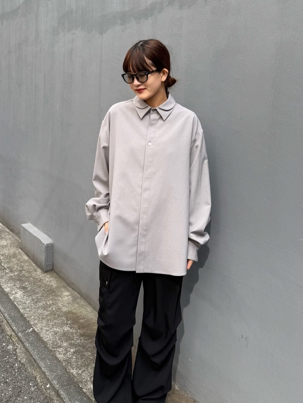 グレー系のシャツ/ブラウス、ホワイト系のカーゴパンツを着用したレディースの冬コーディネートの10枚目の写真