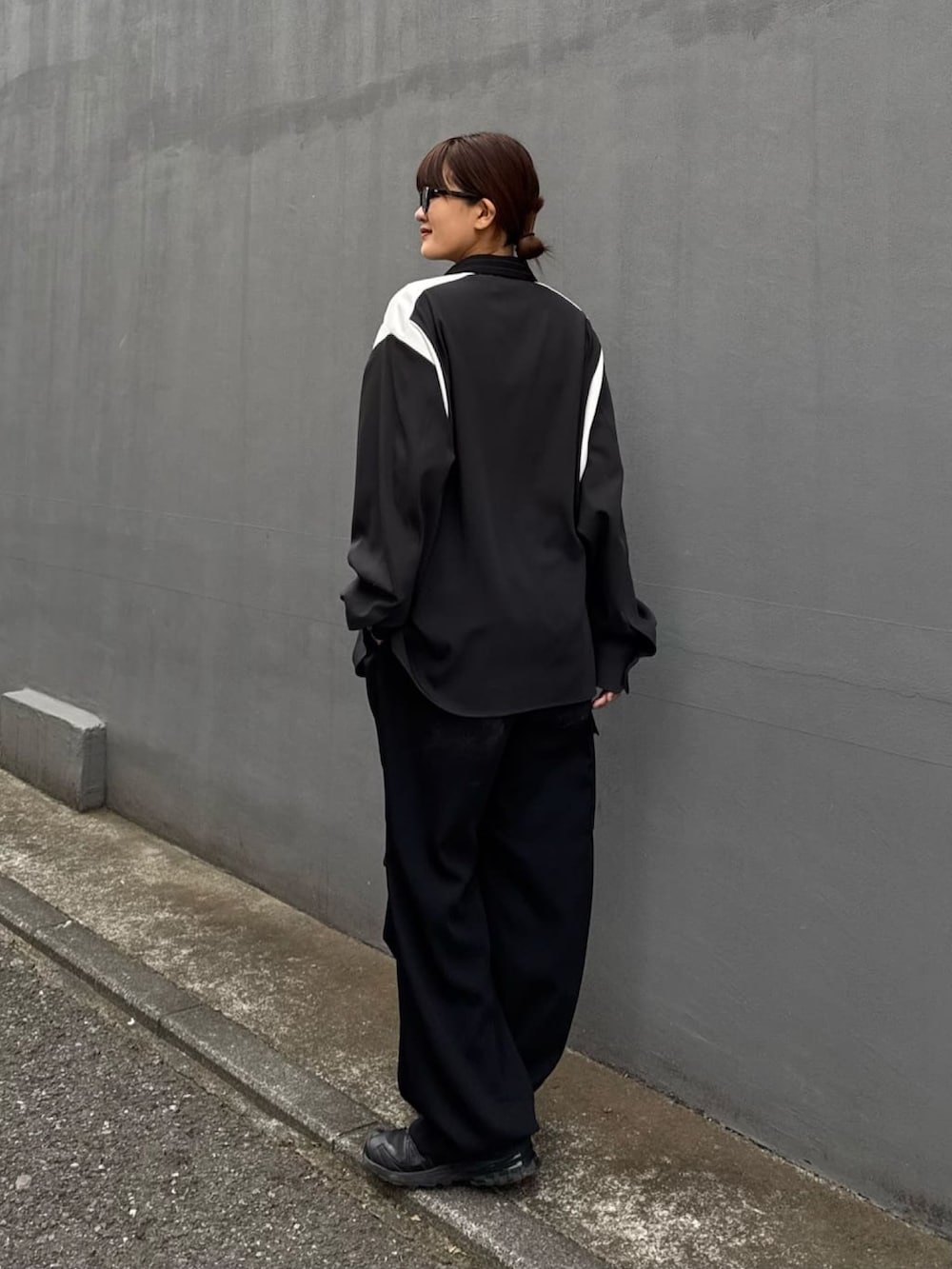 グレー系のシャツ/ブラウス、ホワイト系のカーゴパンツを着用したレディースの冬コーディネートの7枚目の写真