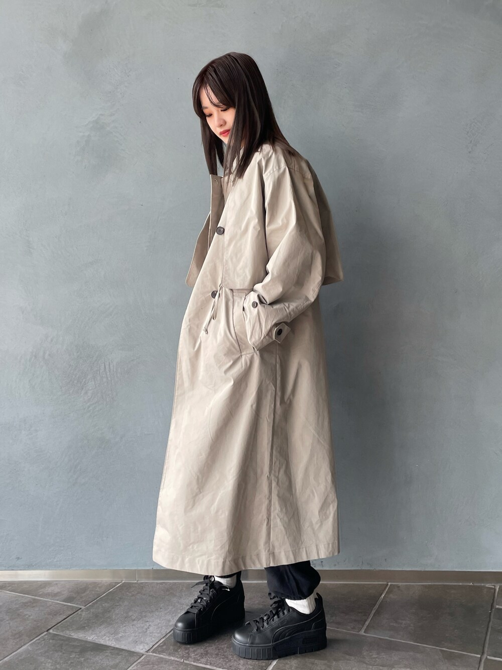 ベージュ系のシャツ/ブラウス、ベージュ系のトレンチコート、ブラック系のその他パンツを着用したレディースの秋コーディネートの3枚目の写真