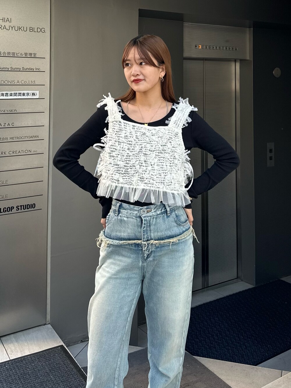 ホワイト系のTシャツ/カットソー、ブラック系のTシャツ/カットソーを着用したレディースの冬コーディネートの3枚目の写真