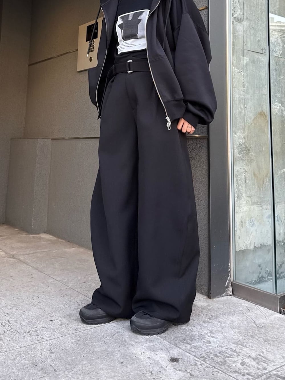 ブルー系のパーカー、ブラック系のスラックス、ブラック系のTシャツ/カットソーを着用したレディースの冬コーディネートの5枚目の写真