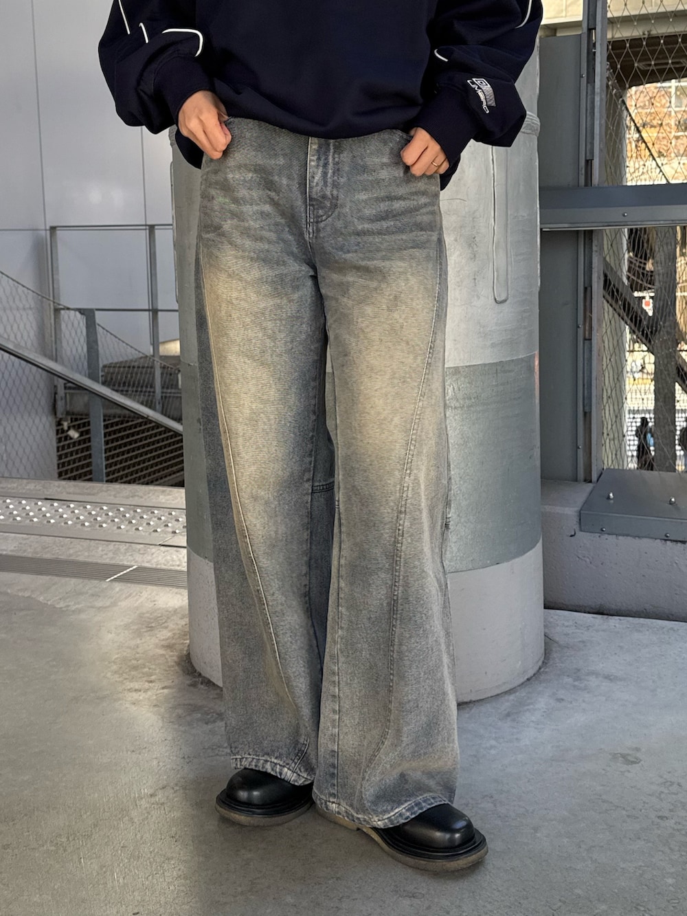 ブルー系のデニムパンツ、ブルー系のスウェット、ブラック系のサングラスを着用したレディースの冬コーディネートの4枚目の写真