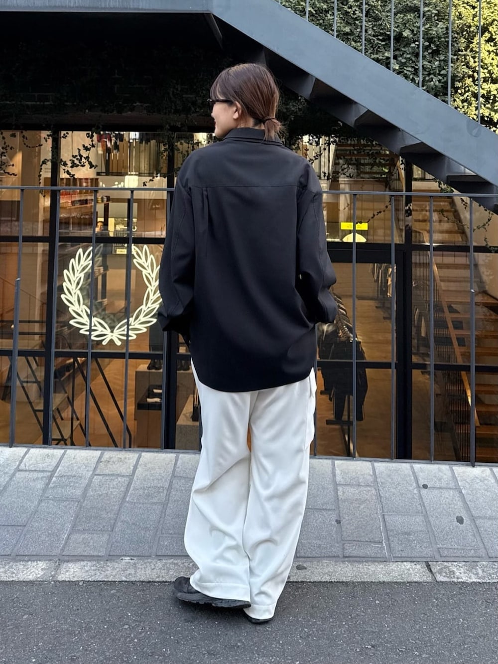 グレー系のシャツ/ブラウス、ホワイト系のカーゴパンツを着用したレディースの冬コーディネートの6枚目の写真