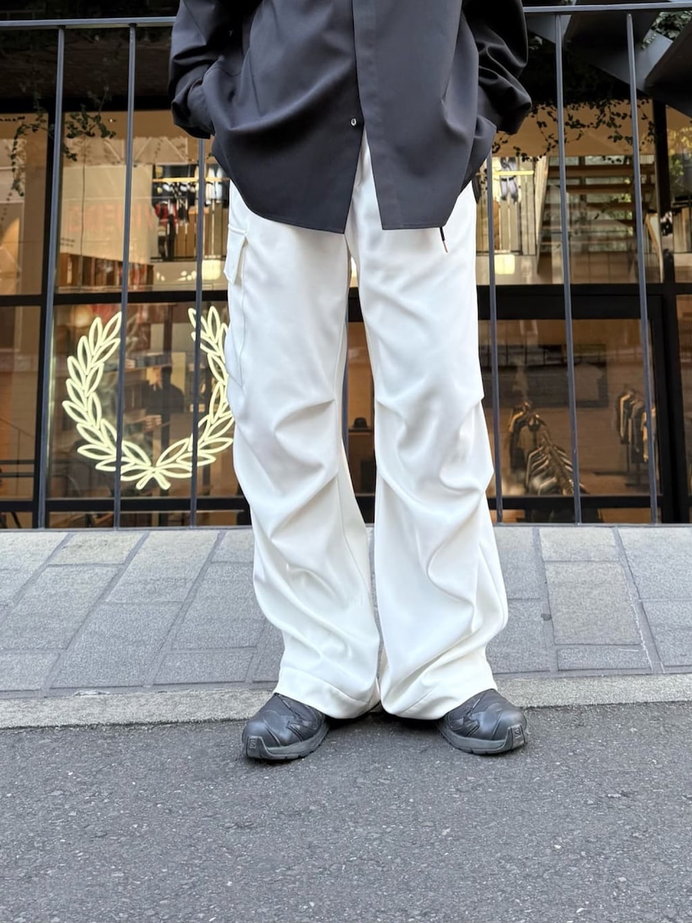 グレー系のシャツ/ブラウス、ホワイト系のカーゴパンツを着用したレディースの冬コーディネートの3枚目の写真