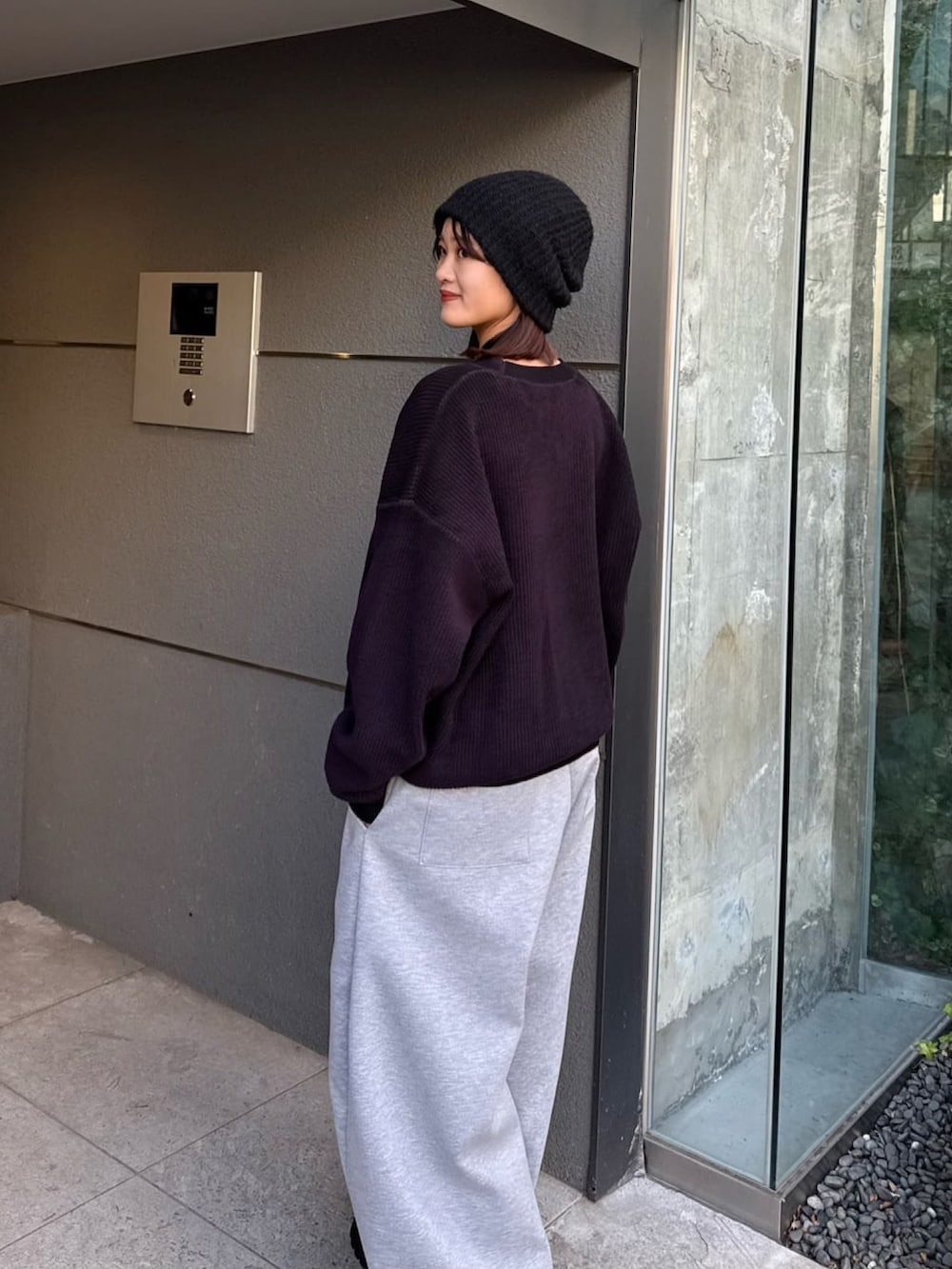 グレー系のその他パンツ、パープル系のニット/セーターを着用したレディースの冬コーディネートの4枚目の写真