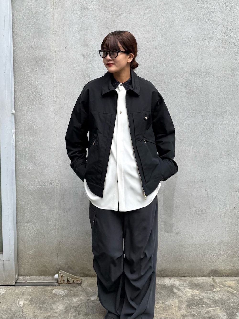 ブルー系のブルゾン、ホワイト系のカーゴパンツ、グレー系のシャツ/ブラウスを着用したレディースの冬コーディネートの4枚目の写真